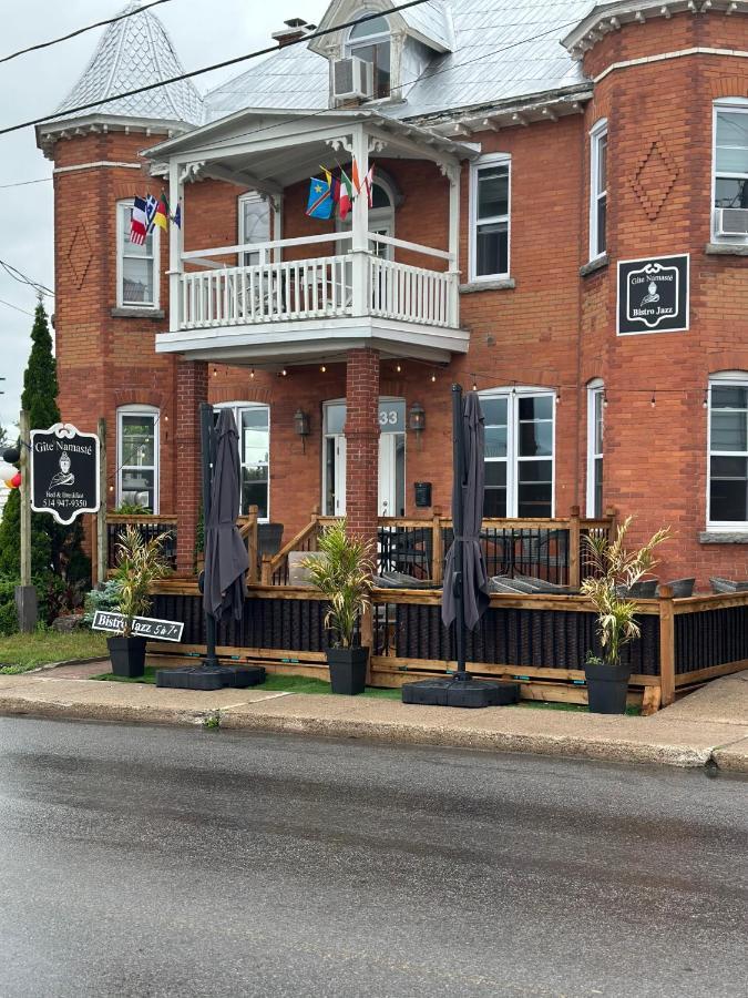 Auberge Et Bistro Namaste Lachute Exterior foto