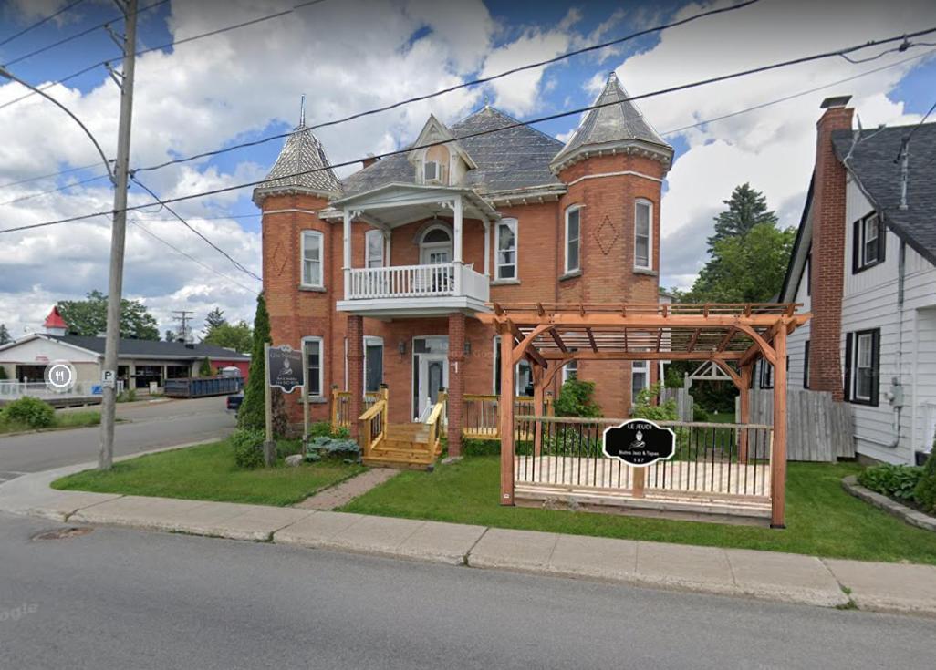 Auberge Et Bistro Namaste Lachute Exterior foto